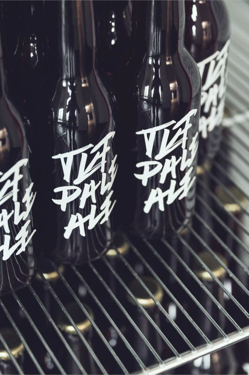 FIVE AG Full Service Werbeagentur in St.Gallen und Zürich brandet ihr eigenes Bier, Flaschen im Kühlschrank Detail