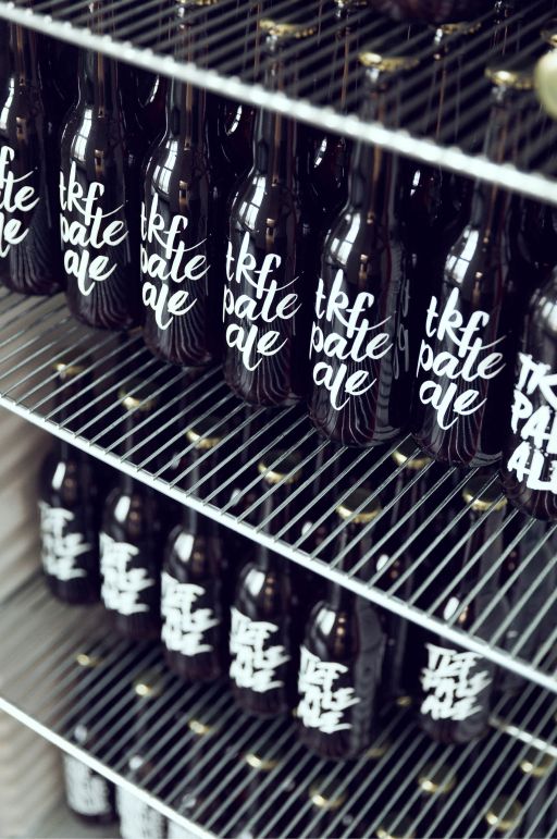 FIVE AG Full Service Werbeagentur in St.Gallen und Zürich brandet ihr eigenes Bier, Flaschen im Kühlschrank Totale