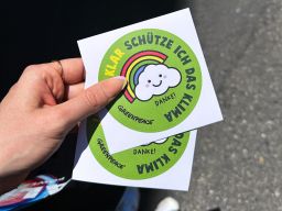 Greenpeace schweiz 2023 klimaschutz kampagne sticker hand FIVE AG Full Service Werbeagentur in St Gallen und Zuerich